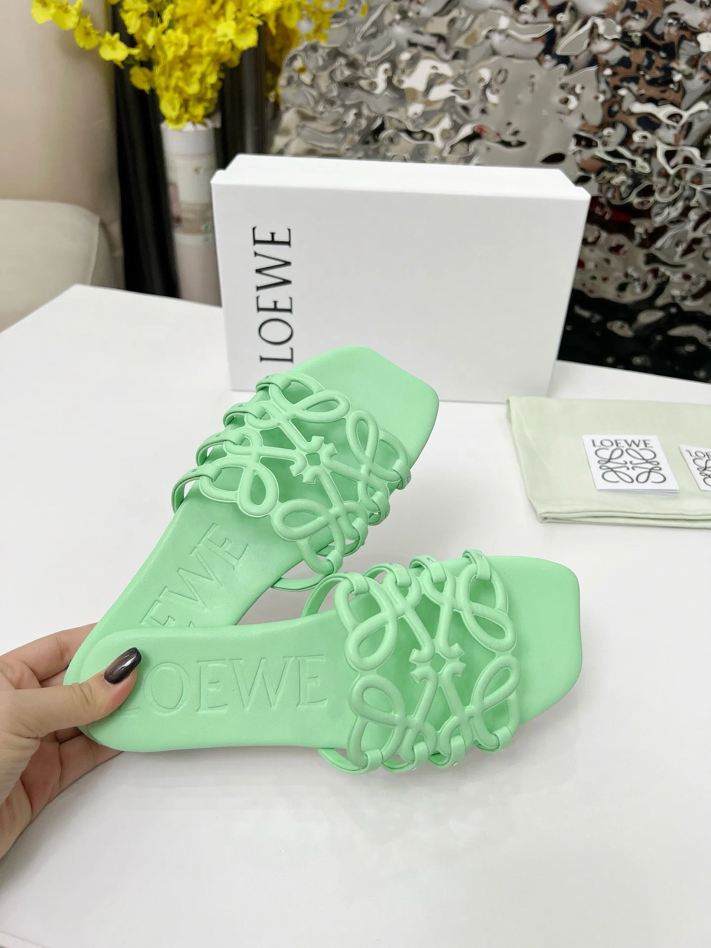 👟👟Ex-factory price 340👟👟 Genuine leather sole +40 LOEWE2025SS summer limited-edition hollow slippers, really easy to wear! ! ! Really highly recommended to all little fairies. Like a rubber sole. Genuine leather sole. 35-43